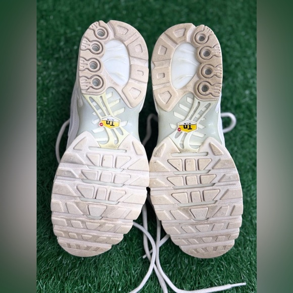 Nike Air Max Plus
White Pure Platinum‎ (Women's) Size 8 - Picture 6 of 8